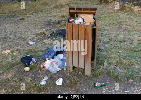 Grigny, Francia. Agosto 15. 2022. Bidone di immondizia con immondizia che è lasciato sul pavimento. Concetto di inquinamento. Foto Stock