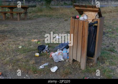 Grigny, Francia. Agosto 15. 2022. Bidone di immondizia con immondizia che è lasciato sul pavimento. Concetto di inquinamento. Foto Stock