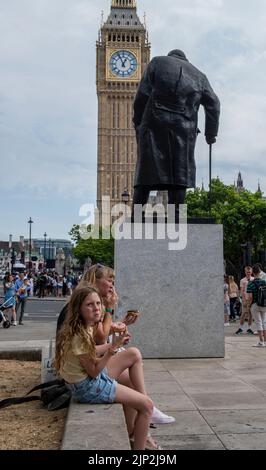 Westminster, Londra, Regno Unito. 15th ago, 2022. La macchia d'erba dietro la statua di Churchill è marrone e bruciata, a causa dell'attuale ondata di caldo. Picture Credit: ernesto rogata/Alamy Live News Foto Stock