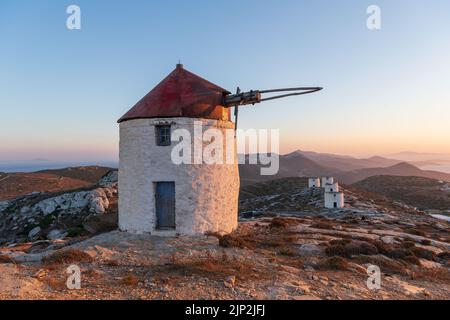 Mulini a vento tradizionali a Chora, isola di Amorgos, Grecia durante il tramonto. Foto Stock