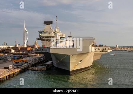 La seconda portaerei della Royal Navy di classe regina Elisabetta HMS Prince of Wales nella sua base di Portsmouth, Hampshire, Regno Unito. Fu costruita tra il 2011 e il 2017 ed entrò in servizio nel 2021 Foto Stock