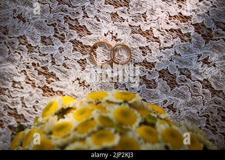 Messa a fuoco selettiva di due anelli di aggancio su una superficie in tessuto vintage Foto Stock