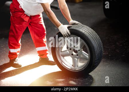 Vecchio broken auto candele. Riparazione auto. Sostituzione delle candele  di accensione Foto stock - Alamy