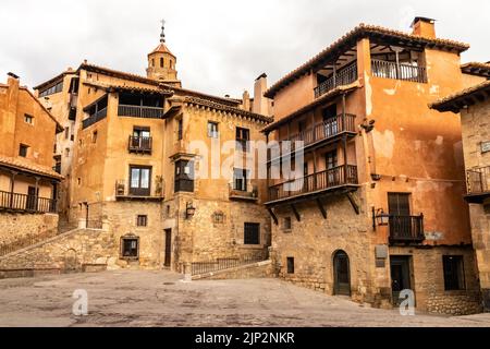 Piazza del paese con vecchie case in pietra in stile medievale, balconi e finestre. Albarracin Teruel Spagna. Europa. Foto Stock