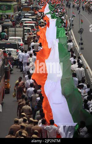 Chennai, India. 15th ago, 2022. Tamil Nadu Congress Workers che trasportano un tricolore lungo 1000 metri in un rally prendere un 'Tiranga Rally' a Chennai Credit: Seshadri SUKUMAR/Alamy Live News Foto Stock