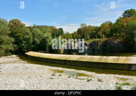 Il fiume Natisone durante la siccità del 2022 che attraversa il villaggio italiano di Premiacco, Udine, Friuli-Venezia Giulia. Italia Foto Stock