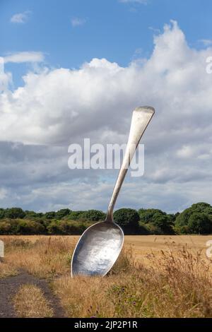 Mangia per l'inghilterra (il cucchiaio gigante) Un pezzo gigante di posate progettato per ricordarci le origini del nostro cibo Foto Stock