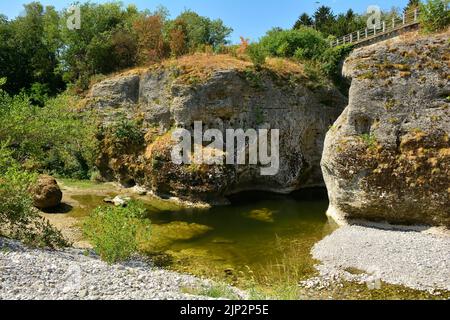 Il fiume Natisone durante la siccità del 2022 che attraversa il villaggio italiano di Premiacco, Udine, Friuli-Venezia Giulia. Italia Foto Stock