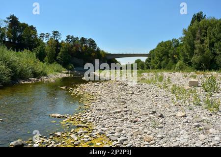 Il fiume Natisone durante la siccità degli anni '2022 che attraversa Cividale del Friuli, Udine, Friuli-Venezia Giulia, Italia Foto Stock