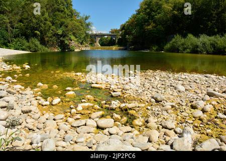 Il fiume Natisone durante la siccità degli anni '2022 che attraversa Cividale del Friuli, Udine, Friuli-Venezia Giulia, Italia Foto Stock