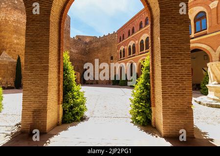 Archi medievali all'interno del castello di Belmonte a la Mancha. Spagna. Foto Stock