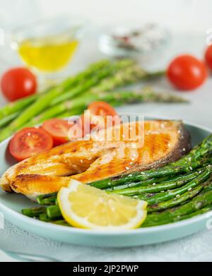 Bistecca alla trota alla griglia e asparagi con ingredienti. Mangiare sano Foto Stock