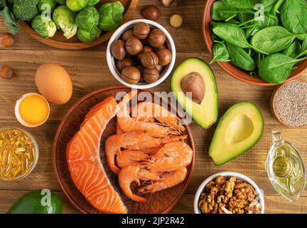 Primo piano di Omega 3 ricchi cibi su tavolo di legno, vista dall'alto. Foto Stock