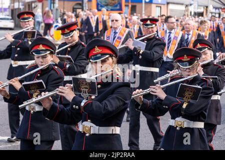 Ballymena, Regno Unito, 25th Giu 2022. La Kellswater Flute Band conduce Orange Lodge attraverso Harryville. Foto Stock