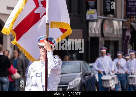 Ballymena, Regno Unito, 25th Giu 2022. Festa del colore di Ballykeel figli fedeli di Ulster FB che si fa strada lungo Broughshane Street durante l'annuale mini-dodicesimo. Foto Stock