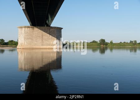 Ponte di Knybawa, sezione del Reichsautobahn Berlino-Königsberg incompiuto costruito dalla Germania nazista, a Knybawa, Polonia © Wojciech Strozyk / Alamy Stock Foto Stock