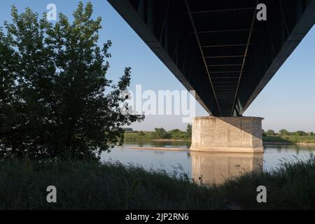 Ponte di Knybawa, sezione del Reichsautobahn Berlino-Königsberg incompiuto costruito dalla Germania nazista, a Knybawa, Polonia © Wojciech Strozyk / Alamy Stock Foto Stock