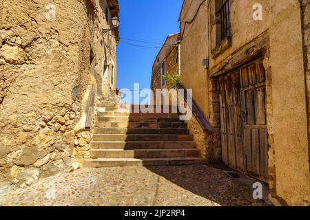 Borgo medievale con case in pietra, strade acciottolate, vecchie porte e finestre, archi e mura. Maderuelo Segovia Spagna. Foto Stock