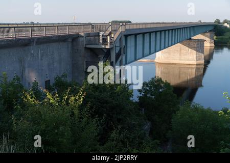 Ponte di Knybawa, sezione del Reichsautobahn Berlino-Königsberg incompiuto costruito dalla Germania nazista, a Knybawa, Polonia © Wojciech Strozyk / Alamy Stock Foto Stock