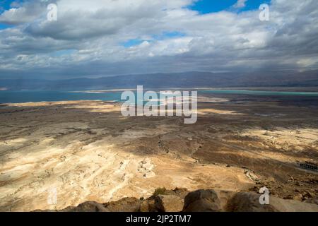 Una vista verso la costa del Mar Morto dall'antica fortezza di Masada Foto Stock
