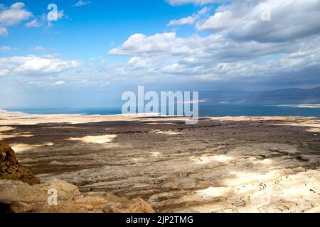 Una vista verso la costa del Mar Morto dall'antica fortezza di Masada Foto Stock