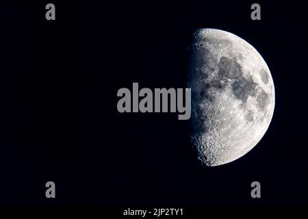 Luna di Crescent con molti crateri lunari riconoscibili Foto Stock