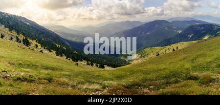 Veduta aerea delle alte montagne dei Pirenei spagnoli nella valle dell'Ordesa, montagne maestose con scorci del sole al tramonto. Europa, Foto Stock