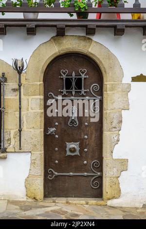 Porta di una vecchia casa da fiaba nel villaggio francese di Bastide. Foto Stock