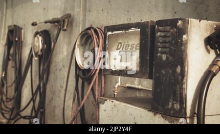 Un primo piano di una pompa diesel rustica in un vecchio distributore di benzina retrò in Germania Foto Stock