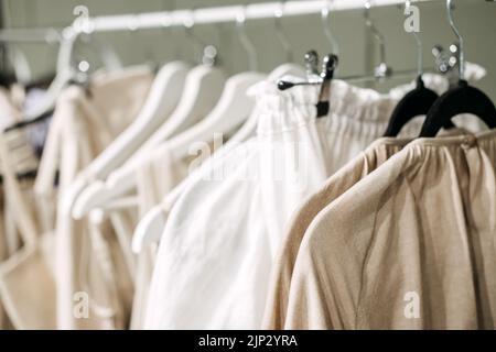 Moda sostenibile, moda lenta. Close Up Shot of Clothing rack con abiti dai toni naturali Foto Stock