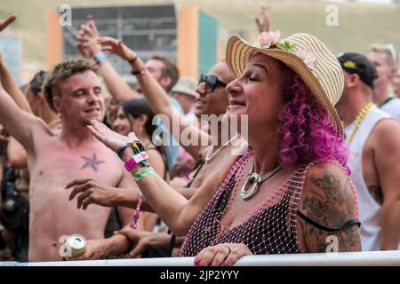 Winchester, Regno Unito. 14th ago, 2022. Folle di giovani in costume visto cantare e ballare al Fair Festival. Boomtown è un festival di musica britannica che si tiene ogni anno nella tenuta di Matterley nel South Downs National Park, vicino a Winchester. Credit: SOPA Images Limited/Alamy Live News Foto Stock