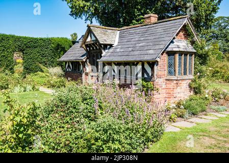 Un piccolo edificio nel giardino di Arley Hall e Gardens Northwich, Cheshire. Rater carino e si adatta molto bene con il 'look' generale. Foto Stock