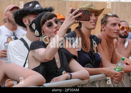 Winchester, Regno Unito. 14th ago, 2022. Folle di giovani in costume visto cantare e godersi al Fair Festival. Boomtown è un festival di musica britannica che si tiene ogni anno nella tenuta di Matterley nel South Downs National Park, vicino a Winchester. (Foto di Dawn Fletcher-Park/SOPA Images/Sipa USA) Credit: Sipa USA/Alamy Live News Foto Stock