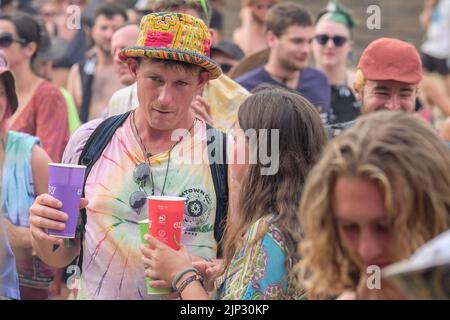 Winchester, Regno Unito. 14th ago, 2022. Folle di giovani in costume visto cantare e ballare al Fair Festival. Boomtown è un festival di musica britannica che si tiene ogni anno nella tenuta di Matterley nel South Downs National Park, vicino a Winchester. (Foto di Dawn Fletcher-Park/SOPA Images/Sipa USA) Credit: Sipa USA/Alamy Live News Foto Stock