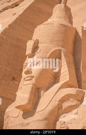 Statua Pharao Ramses II., Felsentempel Abu Simbel, Ägypten Foto Stock