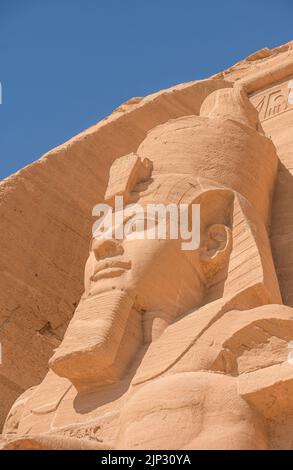 Statua Pharao Ramses II., Felsentempel Abu Simbel, Ägypten Foto Stock