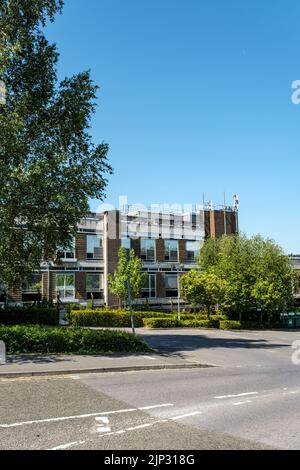 Dorking, Surrey Hills, Londra UK, agosto 13 2022, Low Rise Commercial Office Block o Development with Blue Sky e No People Foto Stock
