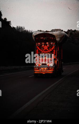 Un camion pakistano con pieno di arte camion . carico camion sta viaggiando attraverso il parco nazionale pubbi città kharian sulla strada grande del tronco ( GT strada ) Foto Stock