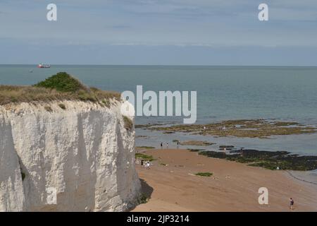 Le scogliere bianche di Botany Bay con persone sulla spiaggia in estate Foto Stock