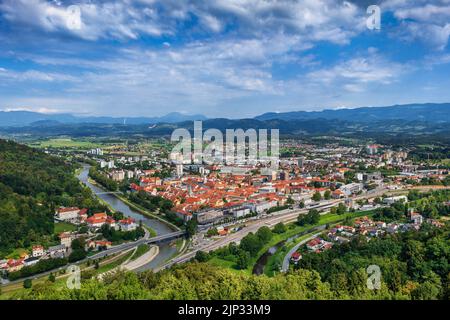 Paesaggio con città di Celje paesaggio urbano in Slovenia, Savinja regione nord-orientale. Foto Stock