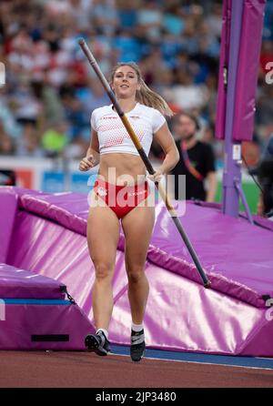 Molly Caudery dell'Inghilterra gareggia nella finale della pole vault femminile ai Commonwealth Games all'Alexander Stadium di Birmingham, Inghilterra, il 2nd agosto Foto Stock