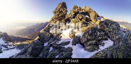 Paesaggio innevato in alta montagna, vista aerea della provincia di Madrid dalla cima della montagna rocciosa. La Morcuera Madrid. Spagna. Foto Stock