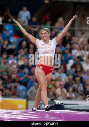 Molly Caudery dell'Inghilterra gareggia nella finale della pole vault femminile ai Commonwealth Games all'Alexander Stadium di Birmingham, Inghilterra, il 2nd agosto Foto Stock