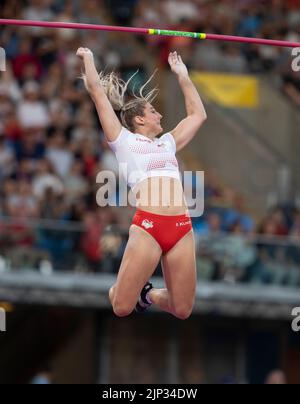 Molly Caudery dell'Inghilterra gareggia nella finale della pole vault femminile ai Commonwealth Games all'Alexander Stadium di Birmingham, Inghilterra, il 2nd agosto Foto Stock