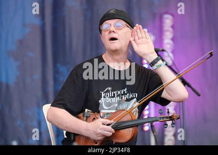 Violinista, Ric Sanders of Fairport Convention che si esibisce alla Cropredy Convention di Fairport. Banbury, Regno Unito. Agosto 11, 2022 Foto Stock