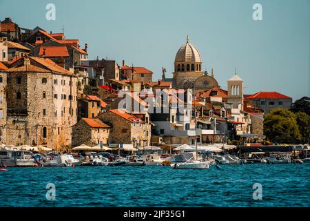 La vista dei vecchi edifici lungo il mare e la Cattedrale di San Giacomo dal mare della città di Sibenik, Croazia Foto Stock
