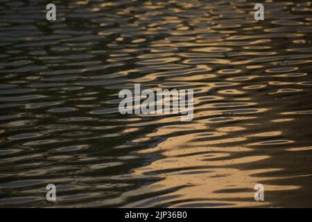 Abstract​ water​ superficie con reflected​​ sunlight​ Foto Stock