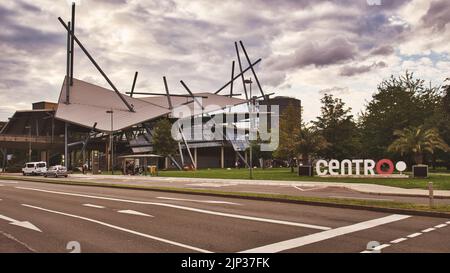 Stazione dei mezzi pubblici vicino al centro commerciale Centro di Oberhausen, Germania Foto Stock