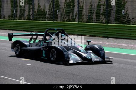 Prototipo di auto da corsa su un'azione sportiva a motore da corsa diritta. Vallelunga, Italia. Aprile 30 2022, weekend delle corse Foto Stock