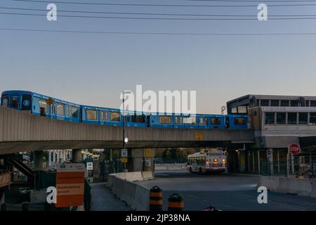 Toronto, Canada, ottobre 2020 - Blue Scarborough Rapid Transit che entra nella stazione Kennedy attraverso la ferrovia sopraelevata Foto Stock